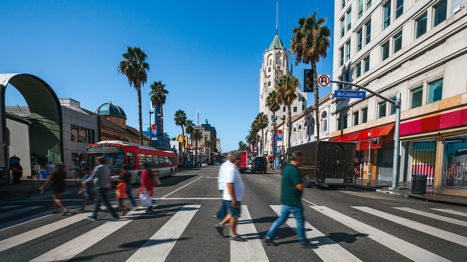 bus-vs-pedestrians-in-LA