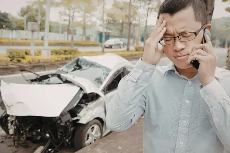 Personal injury lawyer advising car accident victim on protecting a legal claim