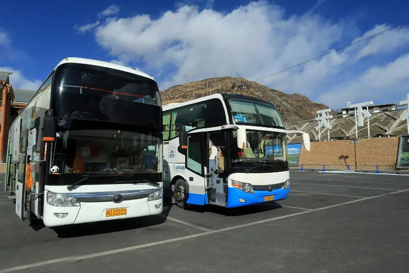 Charter tour bus accident lawyer explaining legal options to an injured passenger